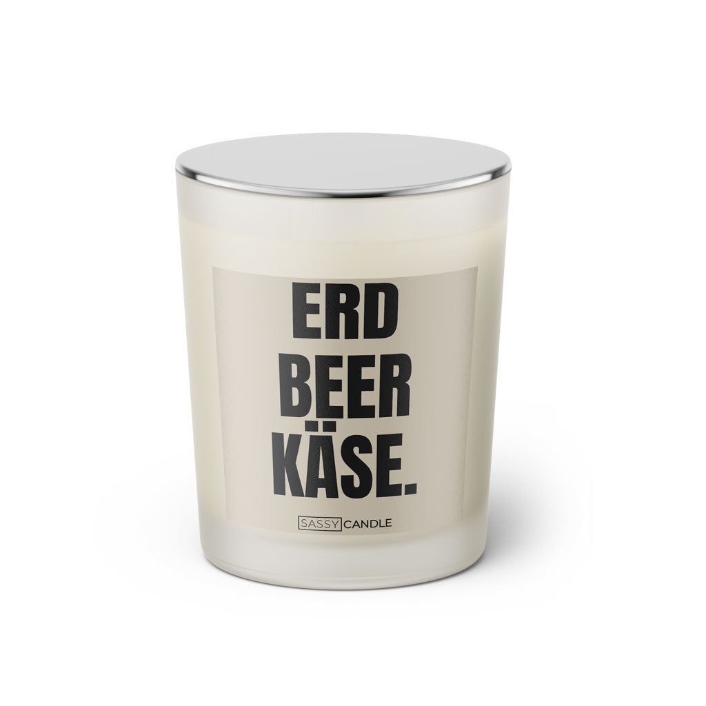 Duftkerze mit witzigem Spruch: Erdbeerkäse. Farbe beige und schwarze Schrift. Kerzenglas mit silbernem geschlossenem Deckel von SassyCandle.