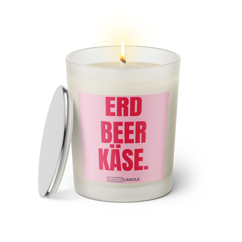 Duftkerze mit witzigem Spruch: Erdbeerkäse. Farbe rosa und pinke Schrift. Kerzenglas mit silbernem Deckel von SassyCandle.