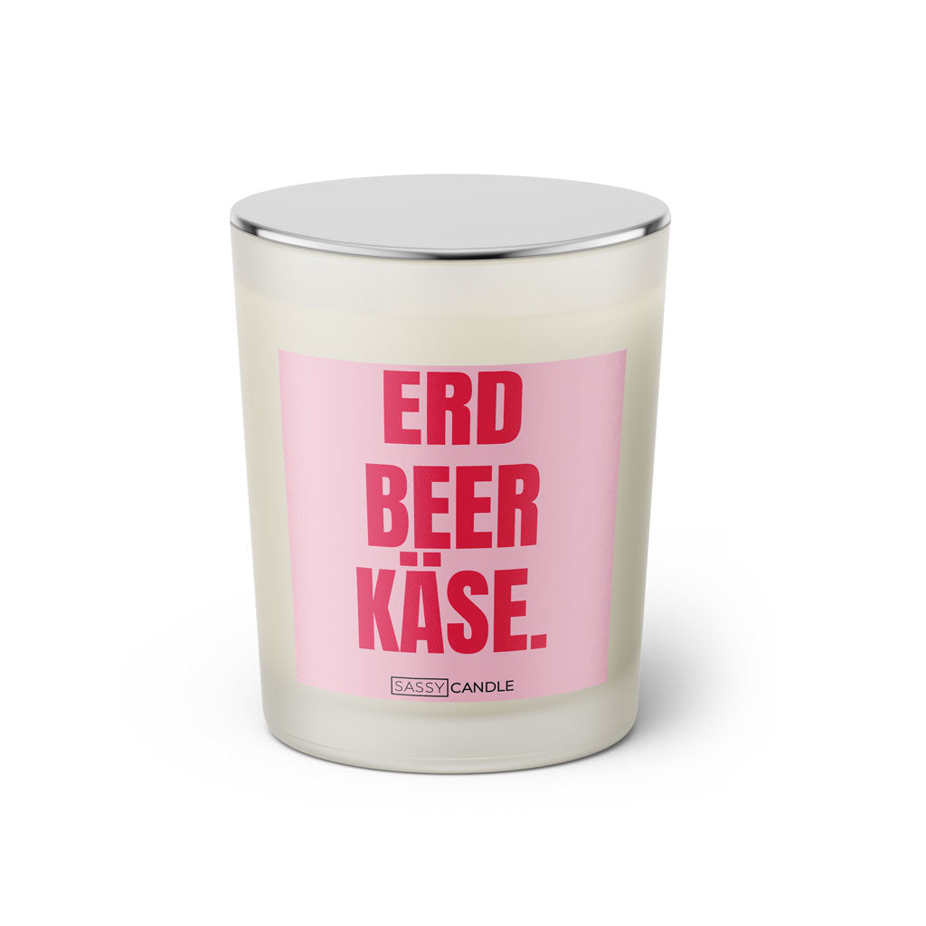 Duftkerze mit witzigem Spruch: Erdbeerkäse. Farbe rosa und pinke Schrift. Kerzenglas mit silbernem geschlossenem Deckel von SassyCandle.