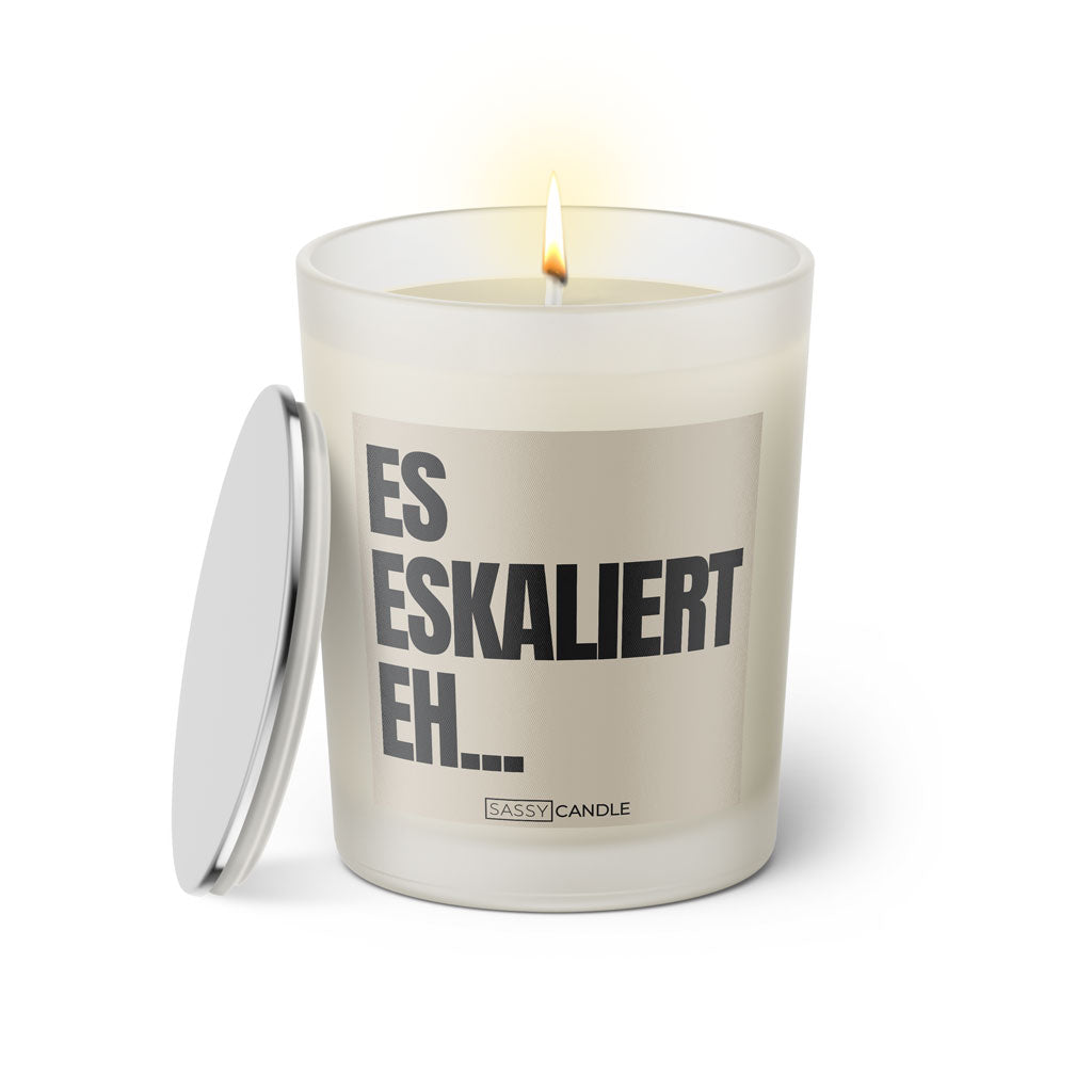Duftkerze mit Spruch: Es eskaliert eh. Farbe beige und schwarz von Sassy Candle.