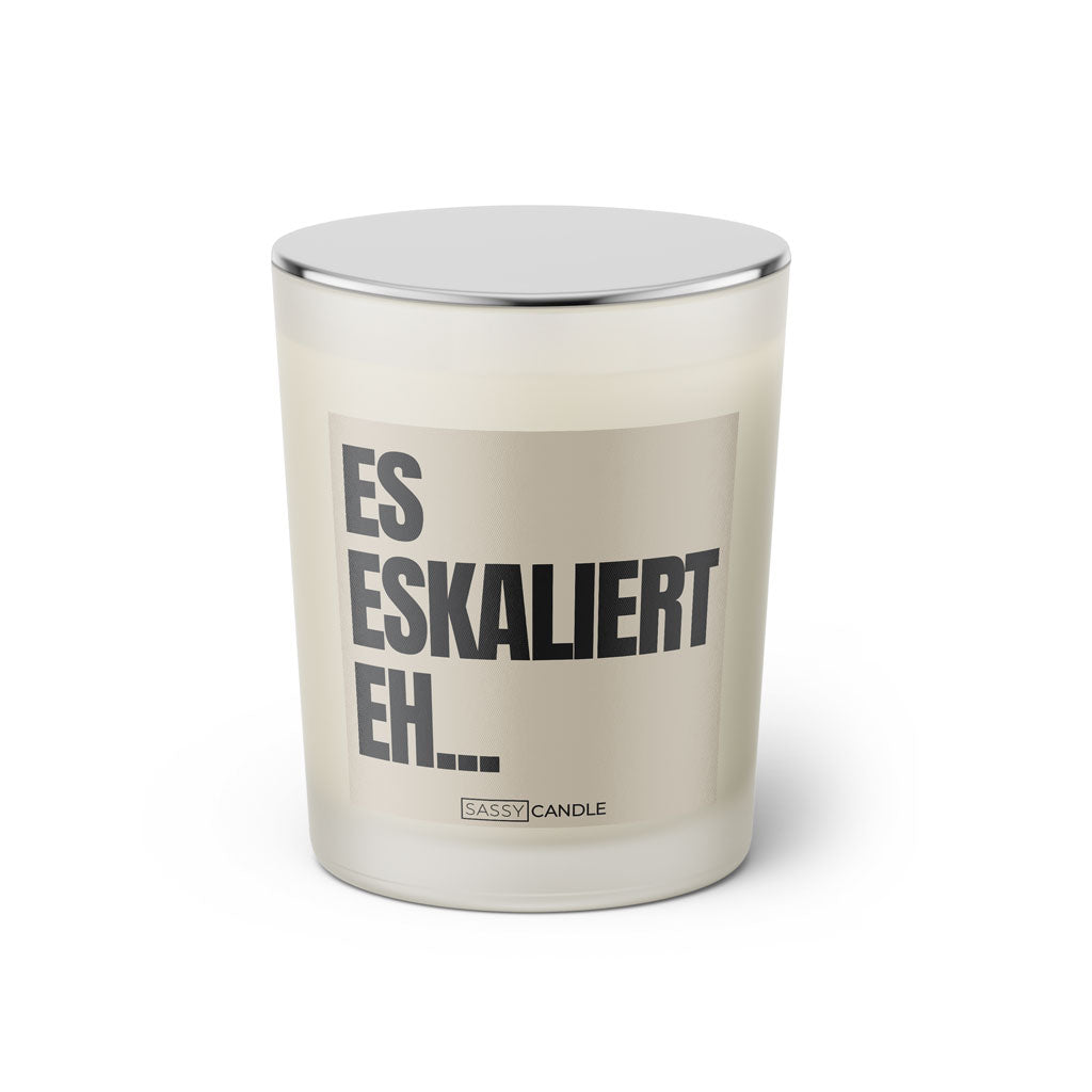 Duftkerze mit Spruch: Es eskaliert eh. Farbe beige und schwarz von Sassy Candle.