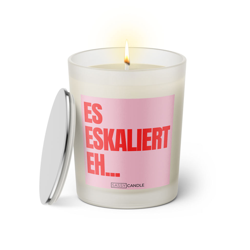 Duftkerze mit Spruch: Es eskaliert eh. Farbe rosa und pink von Sassy Candle.