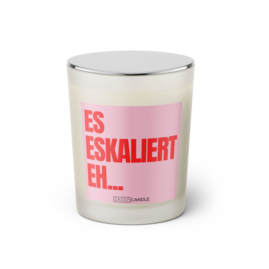 Duftkerze mit Spruch: Es eskaliert eh. Farbe rosa und pink von Sassy Candle.