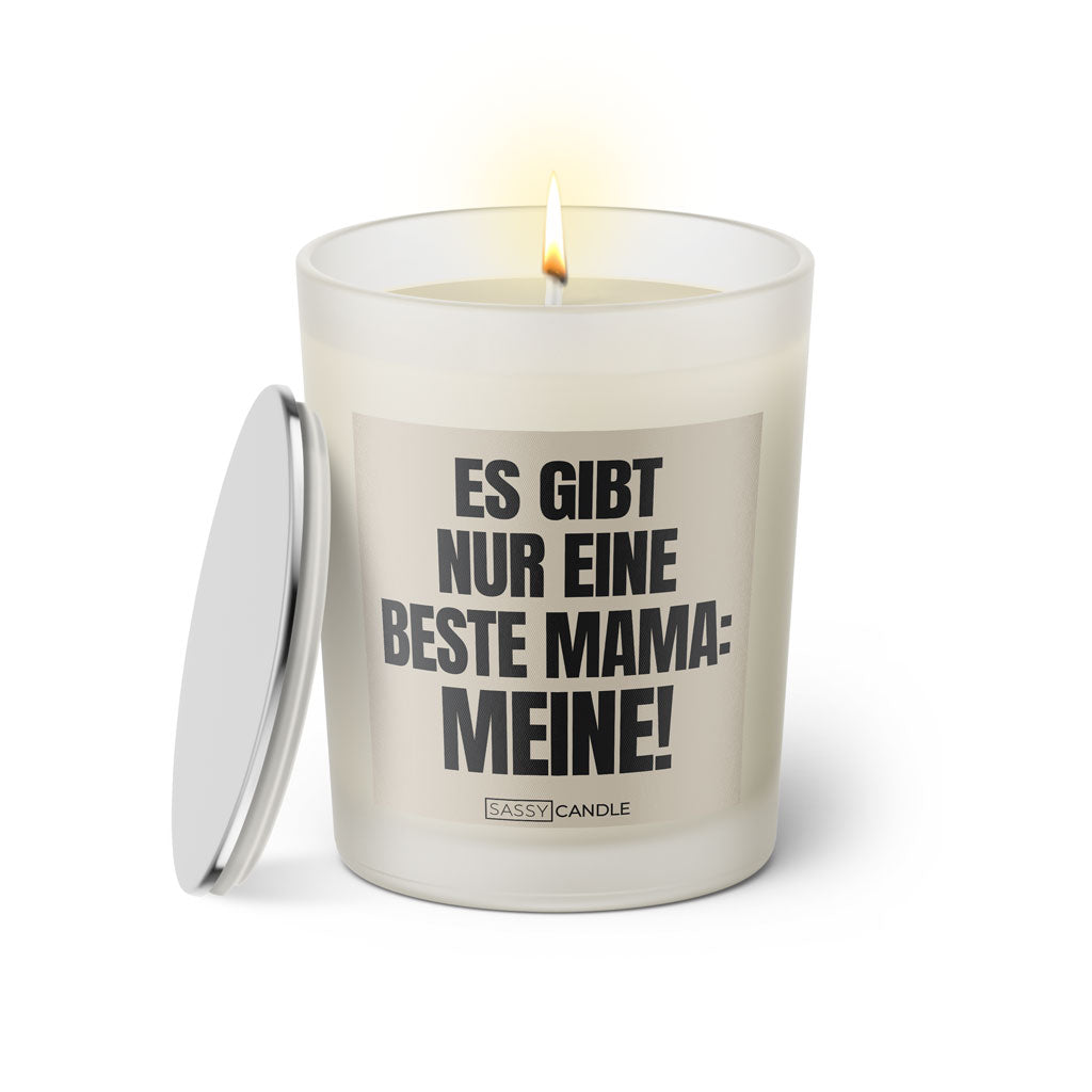 Duftkerze mit witzigem Spruch: Es gibt nur eine beste Mama: Meine! Farbe beige und schwarze Schrift. Kerzenglas mit silbernem Deckel von SassyCandle.