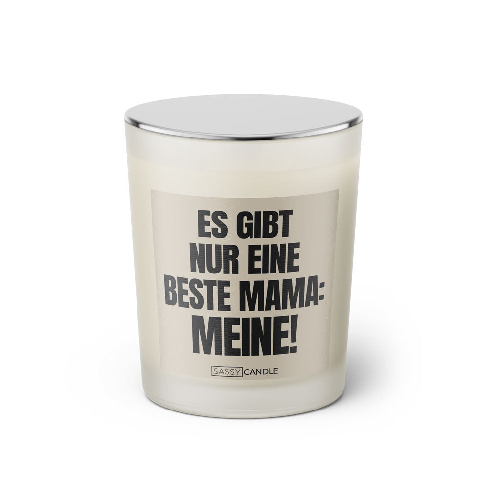 Duftkerze mit witzigem Spruch: Es gibt nur eine beste Mama: Meine! Farbe beige und schwarze Schrift. Kerzenglas mit silbernem geschlossenem Deckel von SassyCandle.