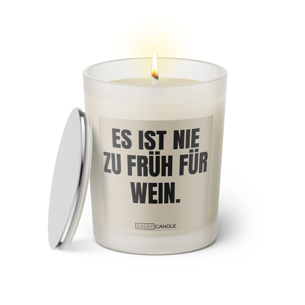 Duftkerze mit witzigem Spruch: Es ist nie zu früh für Wein. Farbe beige und schwarze Schrift. Kerzenglas mit silbernem Deckel von SassyCandle.