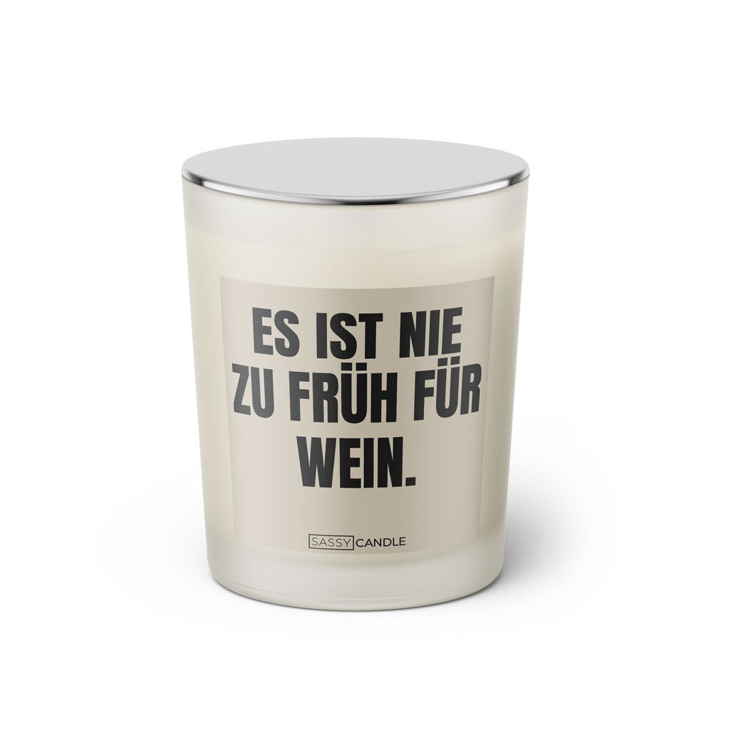 Duftkerze mit witzigem Spruch: Es ist nie zu früh für Wein. Farbe beige und schwarze Schrift. Kerzenglas mit silbernem geschlossenem Deckel von SassyCandle.