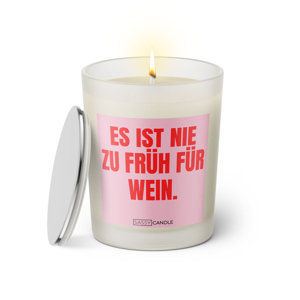 Duftkerze mit witzigem Spruch: Es ist nie zu früh für Wein. Farbe rosa und pinke Schrift. Kerzenglas mit silbernem Deckel von SassyCandle.