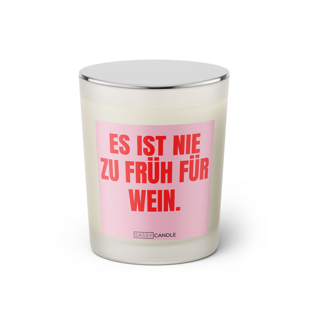 Duftkerze mit witzigem Spruch: Es ist nie zu früh für Wein. Farbe rosa und pinke Schrift. Kerzenglas mit silbernem geschlossenem Deckel von SassyCandle.