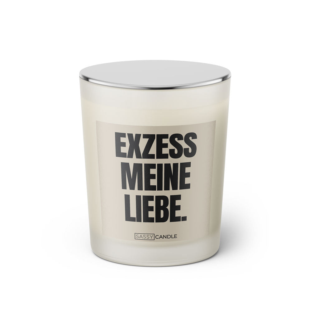 Duftkerze mit Spruch: Exzess meine Liebe. Farbe beige und schwarz von Sassy Candle.