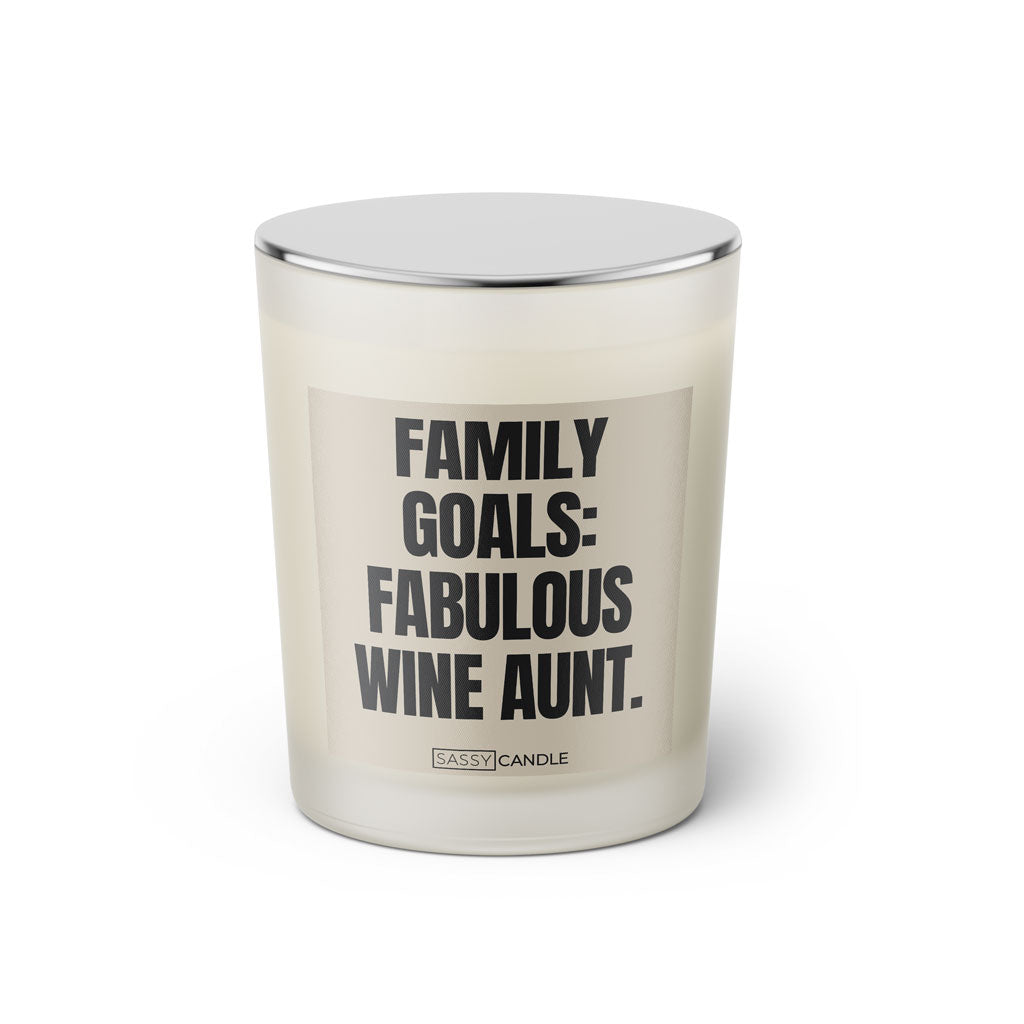 Duftkerze mit witzigen Spruch: Family Goals: Fabulous wine aunt. Farbe beige und schwarz von Sassy Candle.