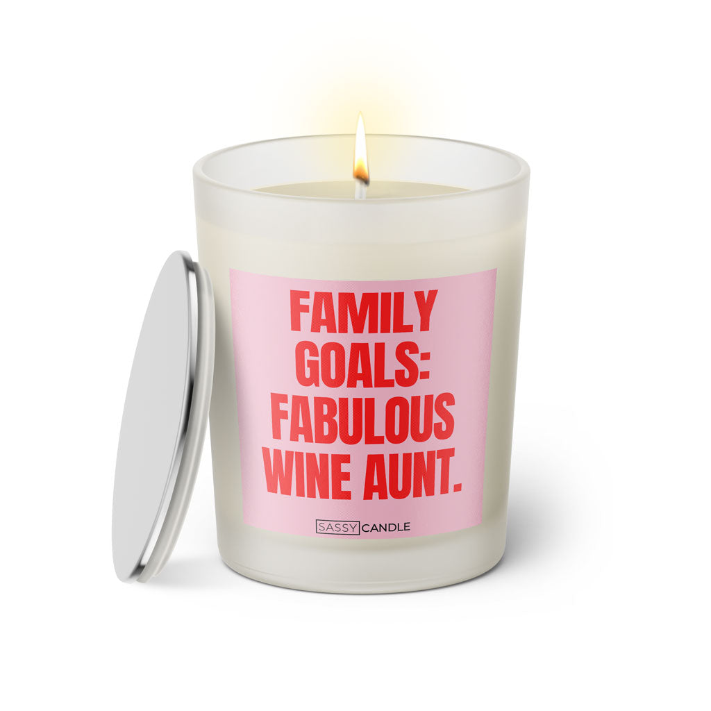 Duftkerze mit witzigen Spruch: Family Goals: Fabulous wine aunt. Farbe rosa und pink von Sassy Candle.