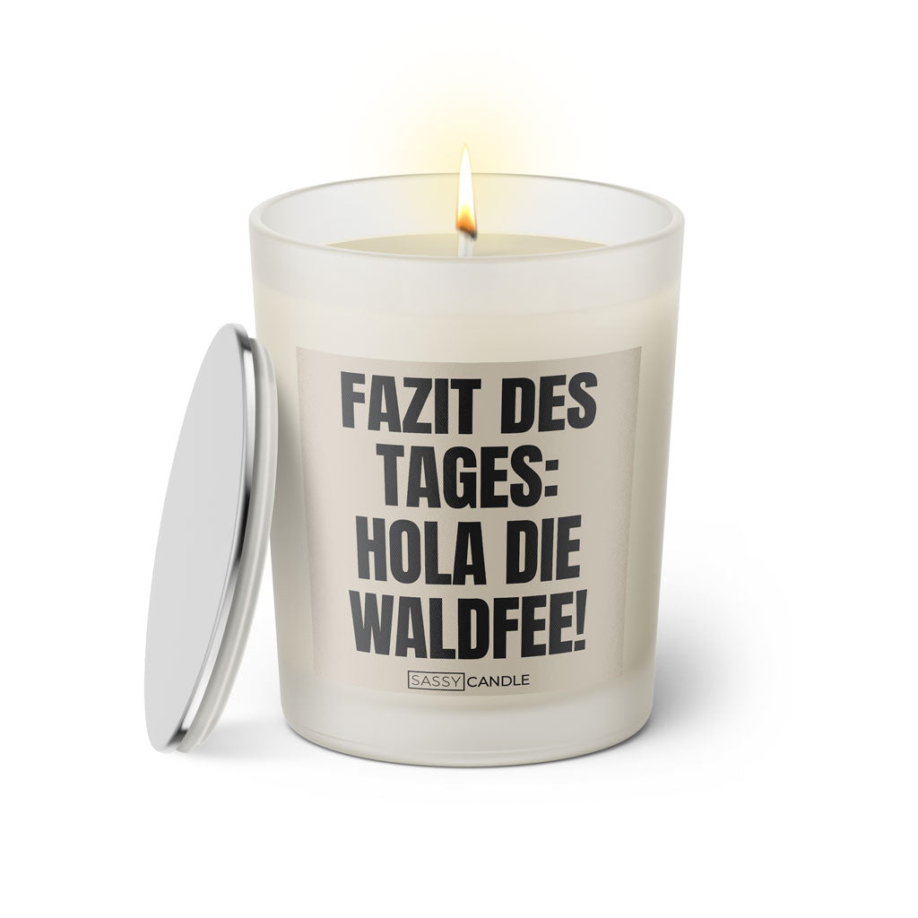 Duftkerze mit Spruch: Fazit des Tages: Hola die Waldfee! Farbe beige und schwarz von Sassy Candle.