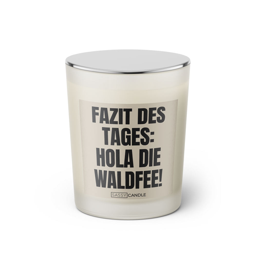 Duftkerze mit Spruch: Fazit des Tages: Hola die Waldfee! Farbe beige und schwarz von Sassy Candle.