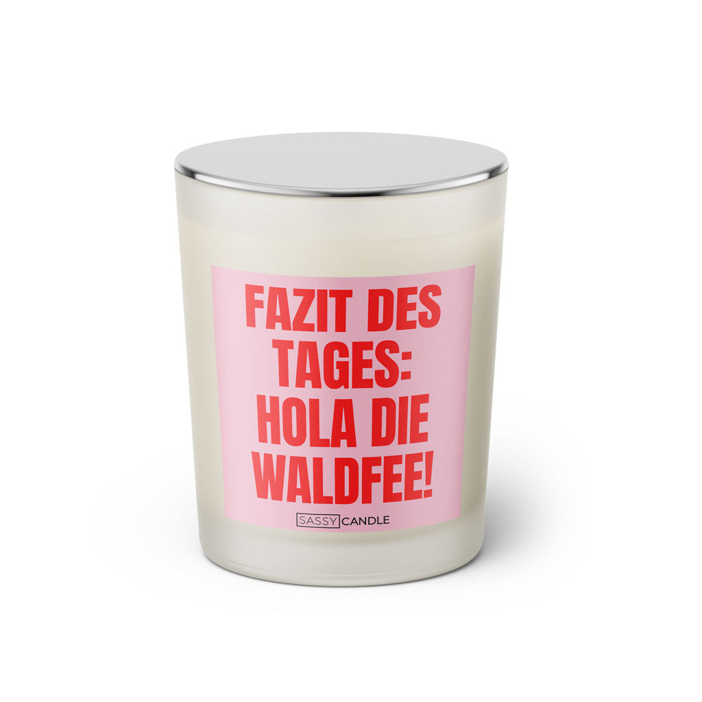 Duftkerze mit Spruch: Fazit des Tages: Hola die Waldfee! Farbe rosa und pink von Sassy Candle.