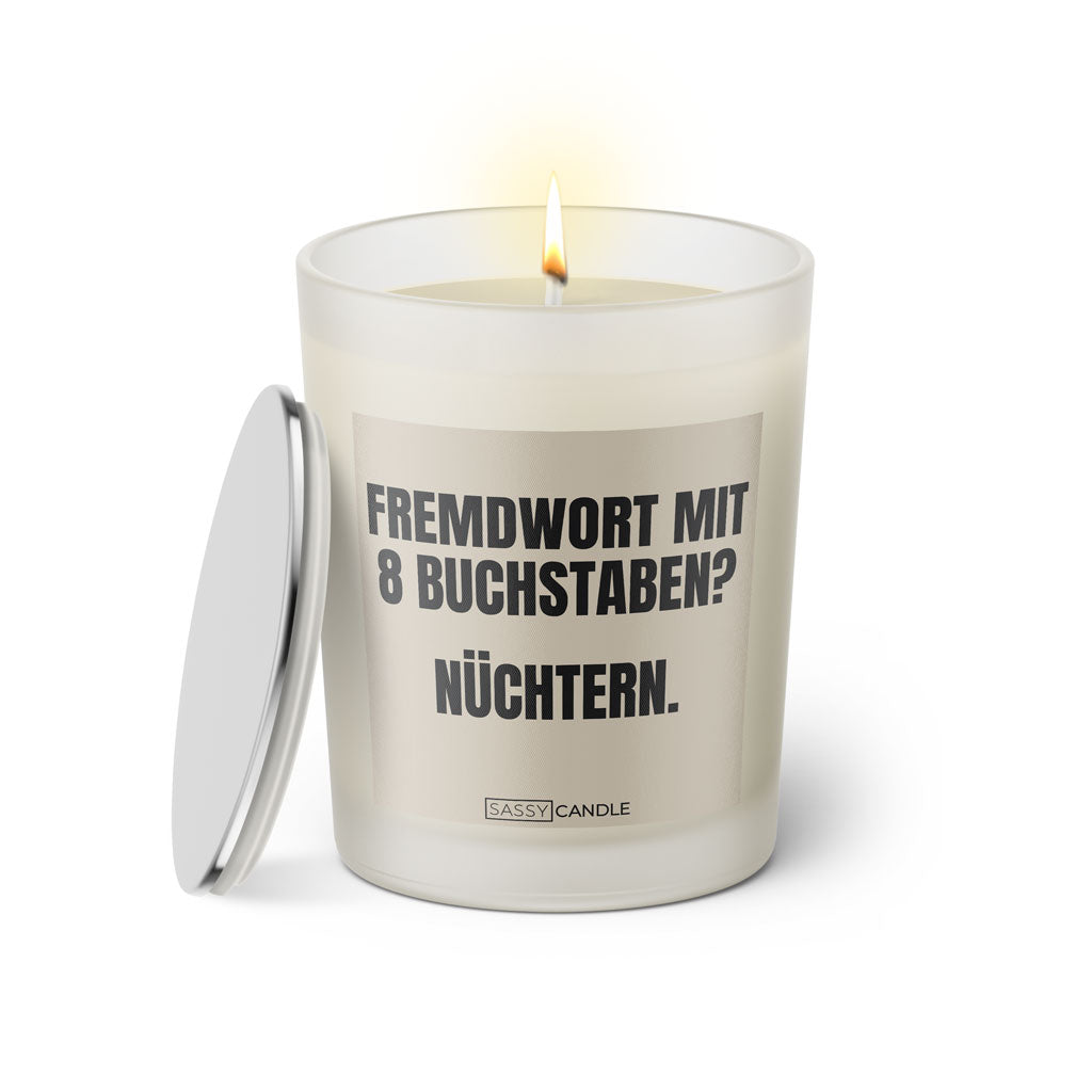 Duftkerze mit witzigem Spruch: Fremdwort mit 8 Buchstaben? Nüchtern. Farbe beige und schwarze Schrift. Kerzenglas mit silbernem Deckel von SassyCandle.