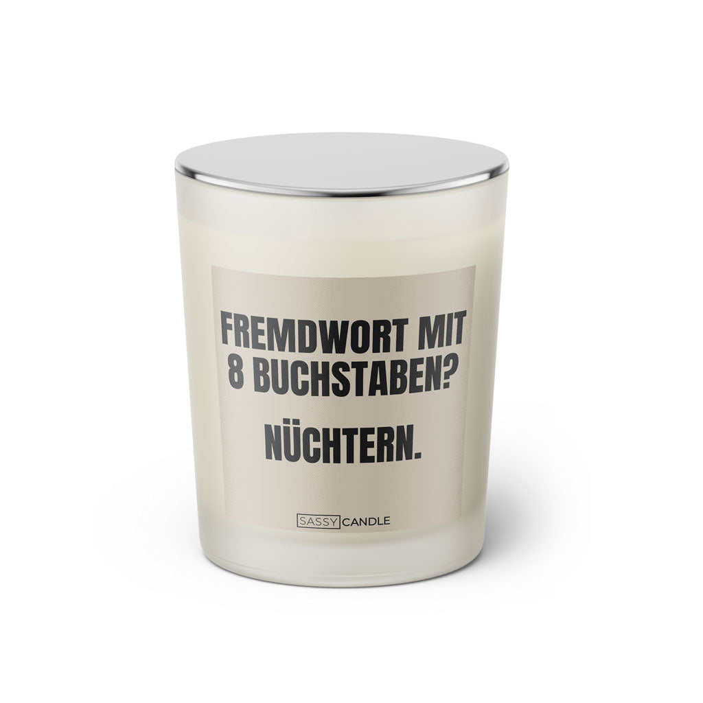 Duftkerze mit witzigem Spruch: Fremdwort mit 8 Buchstaben? Nüchtern. Farbe beige und schwarze Schrift. Kerzenglas mit silbernem geschlossenem Deckel von SassyCandle.