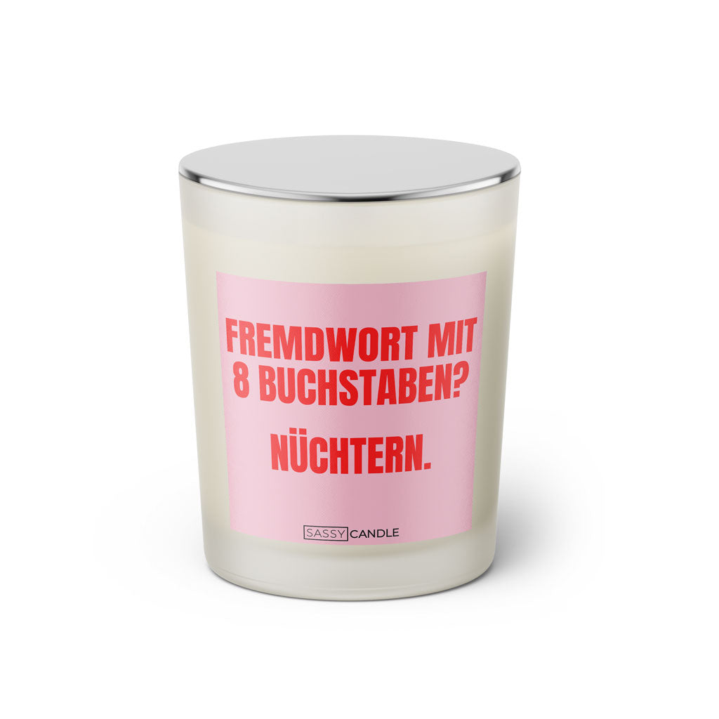 Duftkerze mit witzigem Spruch: Fremdwort mit 8 Buchstaben? Nüchtern. Farbe rosa und pinke Schrift. Kerzenglas mit silbernem geschlossenem Deckel von SassyCandle.