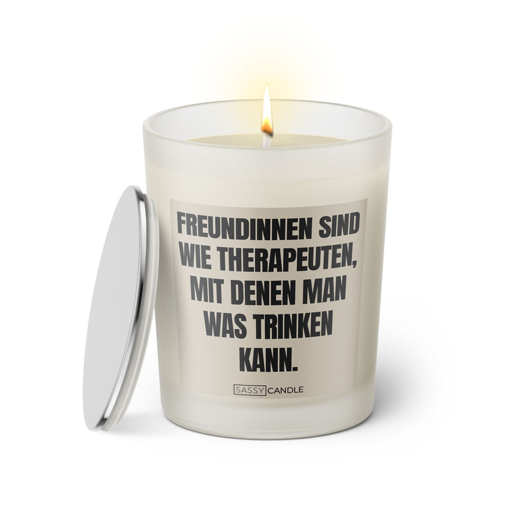 Duftkerze mit witzigen Spruch: Freundinnen sind wie Therapeuten, mit denen man was trinken kann. Farbe beige und schwarz von Sassy Candle.