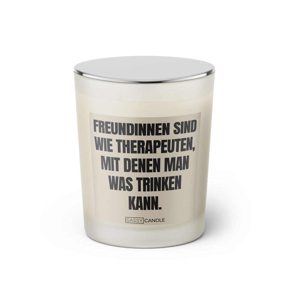 Duftkerze mit witzigen Spruch: Freundinnen sind wie Therapeuten, mit denen man was trinken kann. Farbe beige und schwarz von Sassy Candle.