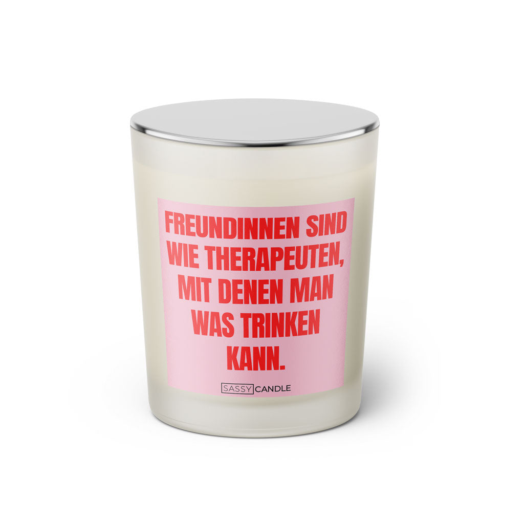 Duftkerze mit witzigen Spruch: Freundinnen sind wie Therapeuten, mit denen man was trinken kann. Farbe rosa und pink von Sassy Candle.