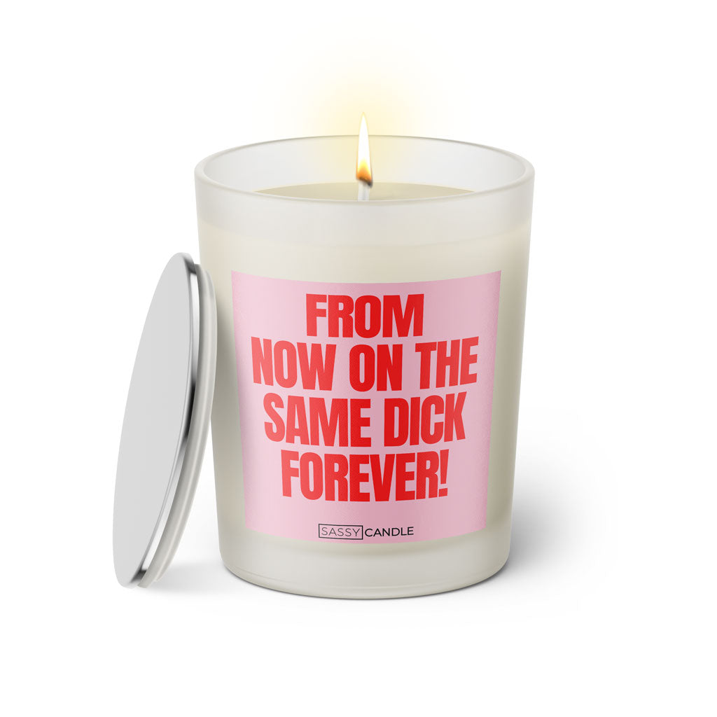 Duftkerze mit witzigen Spruch: From now on the same dick forever! Farbe rosa und pink von Sassy Candle.