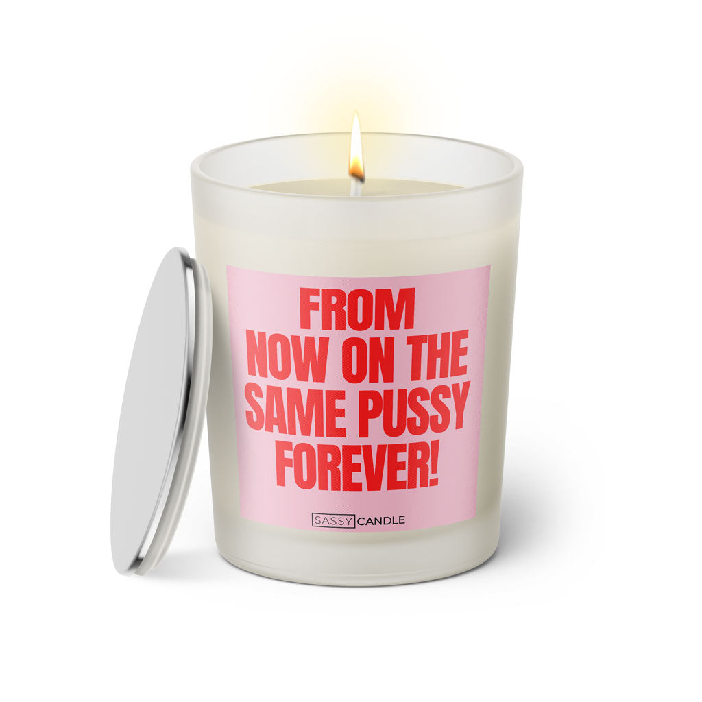 Duftkerze mit witzigen Spruch: From now on the same pussy forever! Farbe rosa und pink von Sassy Candle.