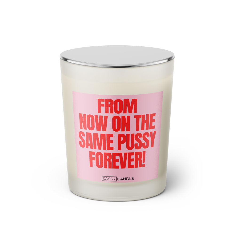 Duftkerze mit witzigen Spruch: From now on the same pussy forever! Farbe rosa und pink von Sassy Candle.