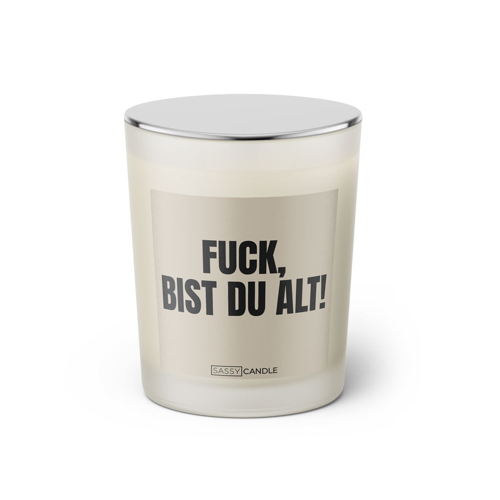 Duftkerze mit witzigem Spruch: Fuck, bist du alt. Farbe beige und schwarze Schrift. Kerzenglas mit silbernem geschlossenem Deckel von SassyCandle.