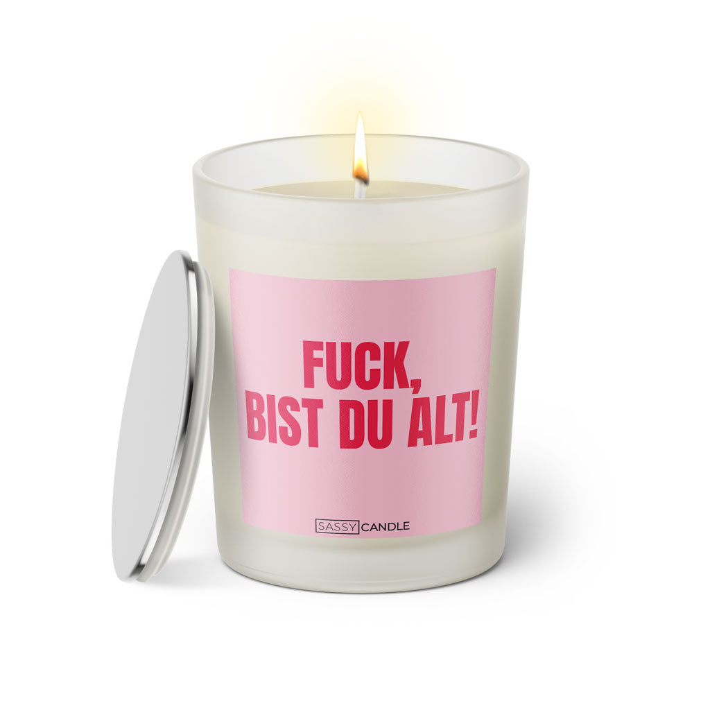 Duftkerze mit witzigem Spruch: Fuck, bist du alt. Farbe rosa und pinke Schrift. Kerzenglas mit silbernem Deckel von SassyCandle.