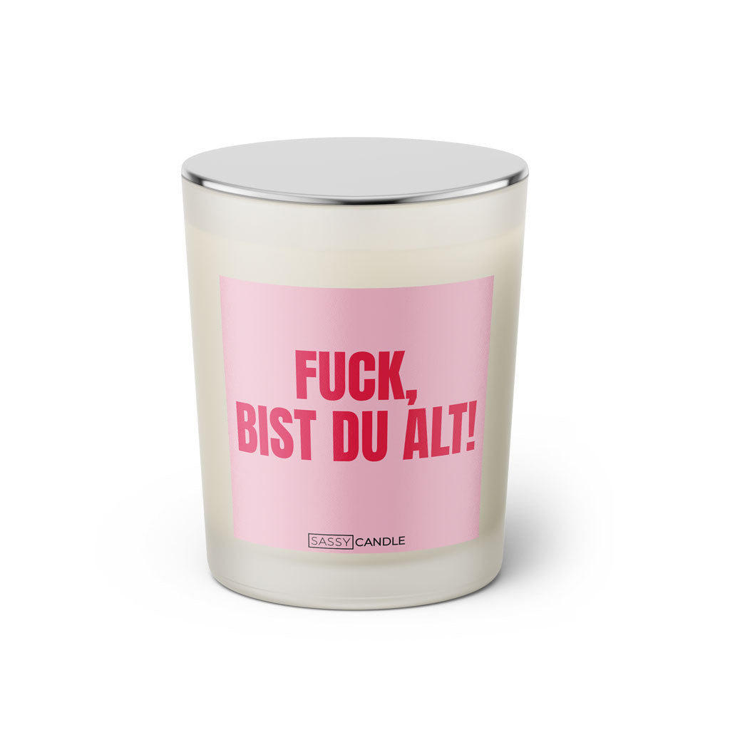 Duftkerze mit witzigem Spruch: Fuck, bist du alt. Farbe rosa und pinke Schrift. Kerzenglas mit silbernem geschlossenem Deckel von SassyCandle.