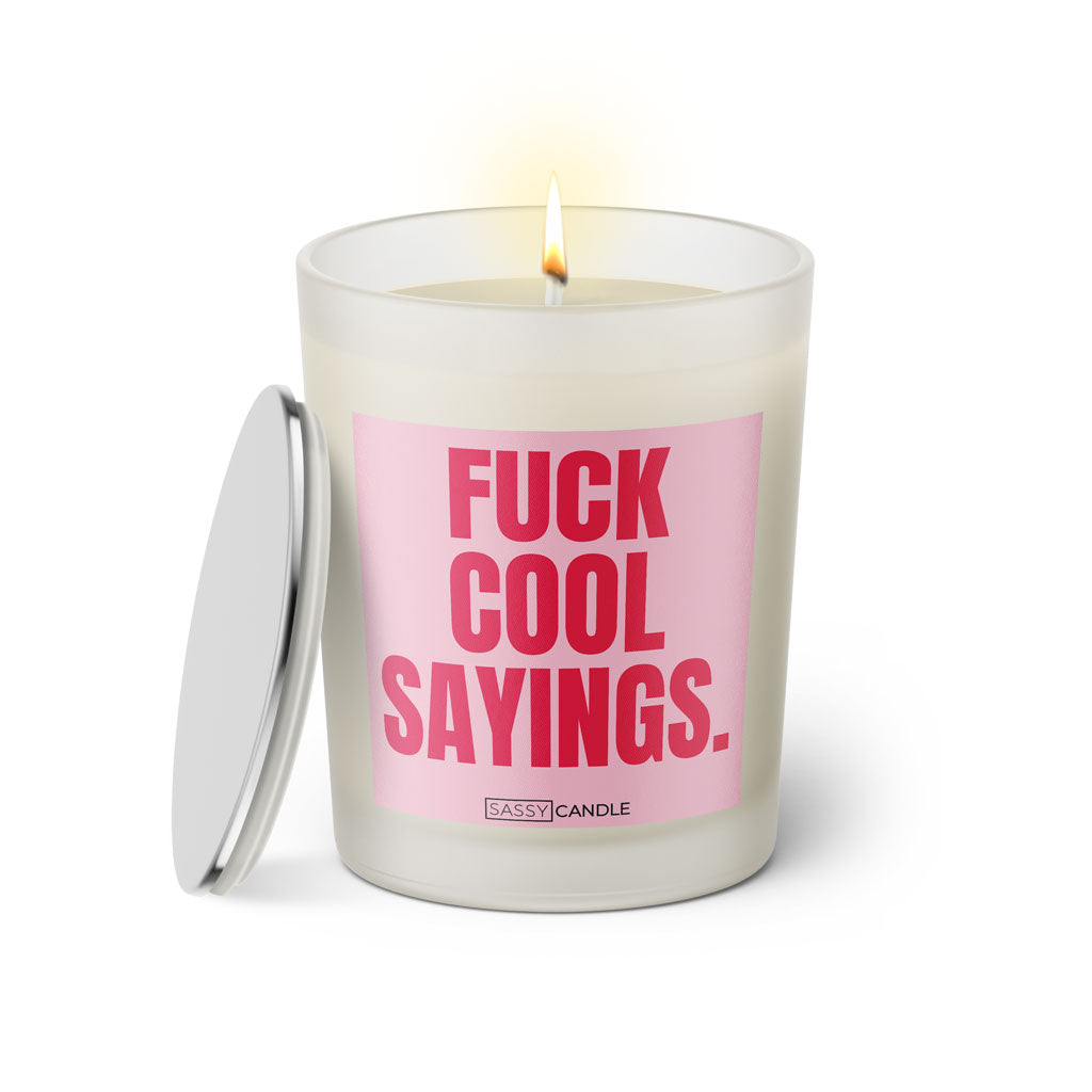 Duftkerze mit witzigem Spruch: Fuck, cool sayings. Farbe rosa und pinke Schrift. Kerzenglas mit silbernem geschlossenem Deckel von SassyCandle.