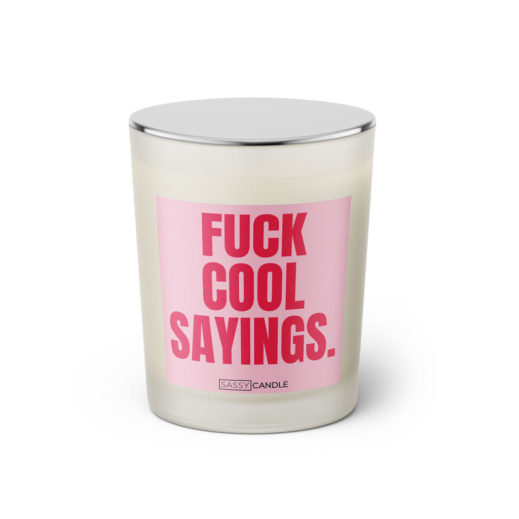 Duftkerze mit witzigem Spruch: Fuck, cool sayings. Farbe rosa und pinke Schrift. Kerzenglas mit silbernem geschlossenem Deckel von SassyCandle.