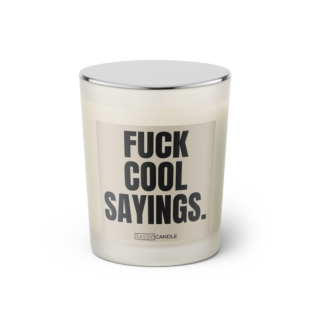 Duftkerze mit witzigem Spruch: Fuck, cool sayings. Farbe beige und schwarze Schrift. Kerzenglas mit silbernem geschlossenem Deckel von SassyCandle.