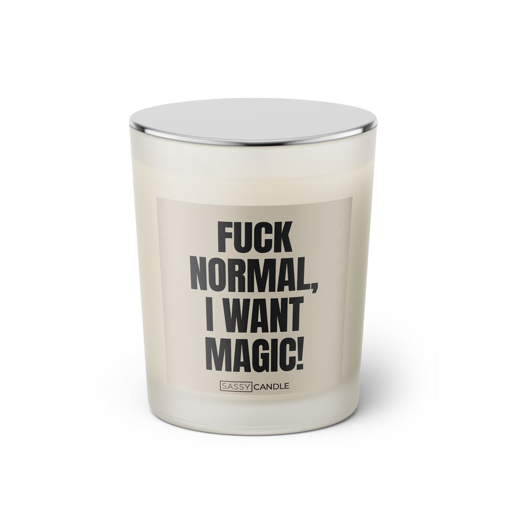 Duftkerze mit witzigen Spruch: Fuck normal, I want magic! Kerzenglas mit silbernen Deckel von Sassy Candle. Farbe beige und schwarz.
