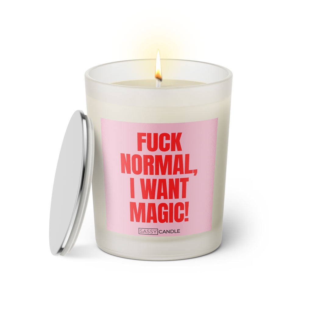 Duftkerze mit witzigen Spruch: Fuck normal, I want magic! Kerzenglas mit silbernen Deckel von Sassy Candle. Farbe rosa und pink.