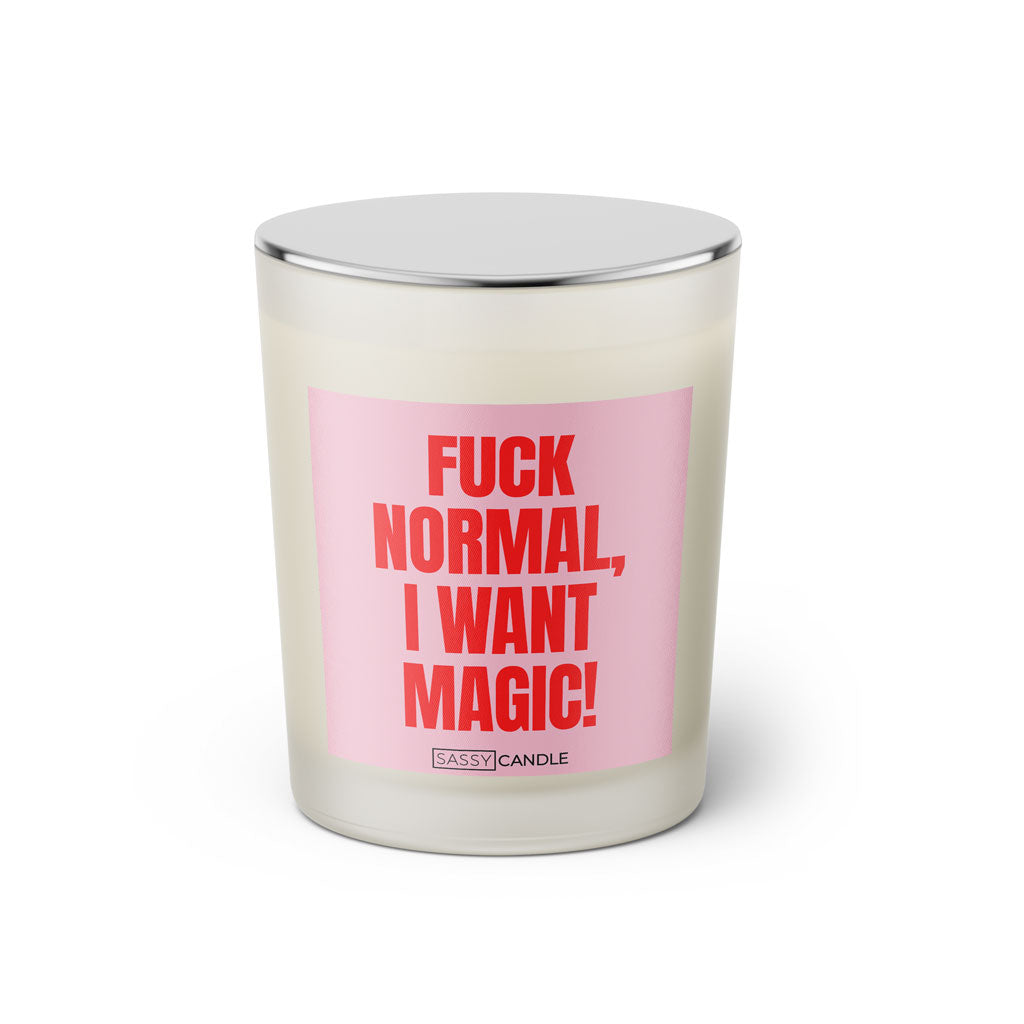 Duftkerze mit witzigen Spruch: Fuck normal, I want magic! Kerzenglas mit silbernen Deckel von Sassy Candle. Farbe rosa und pink.