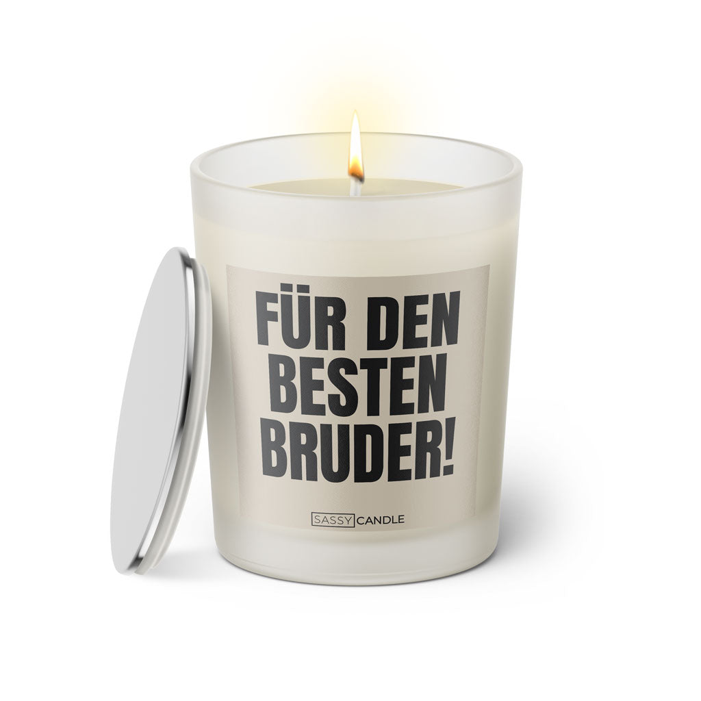 Duftkerze mit witzigem Spruch: Für den besten Bruder! Farbe beige und schwarze Schrift. Kerzenglas mit silbernem Deckel von SassyCandle.