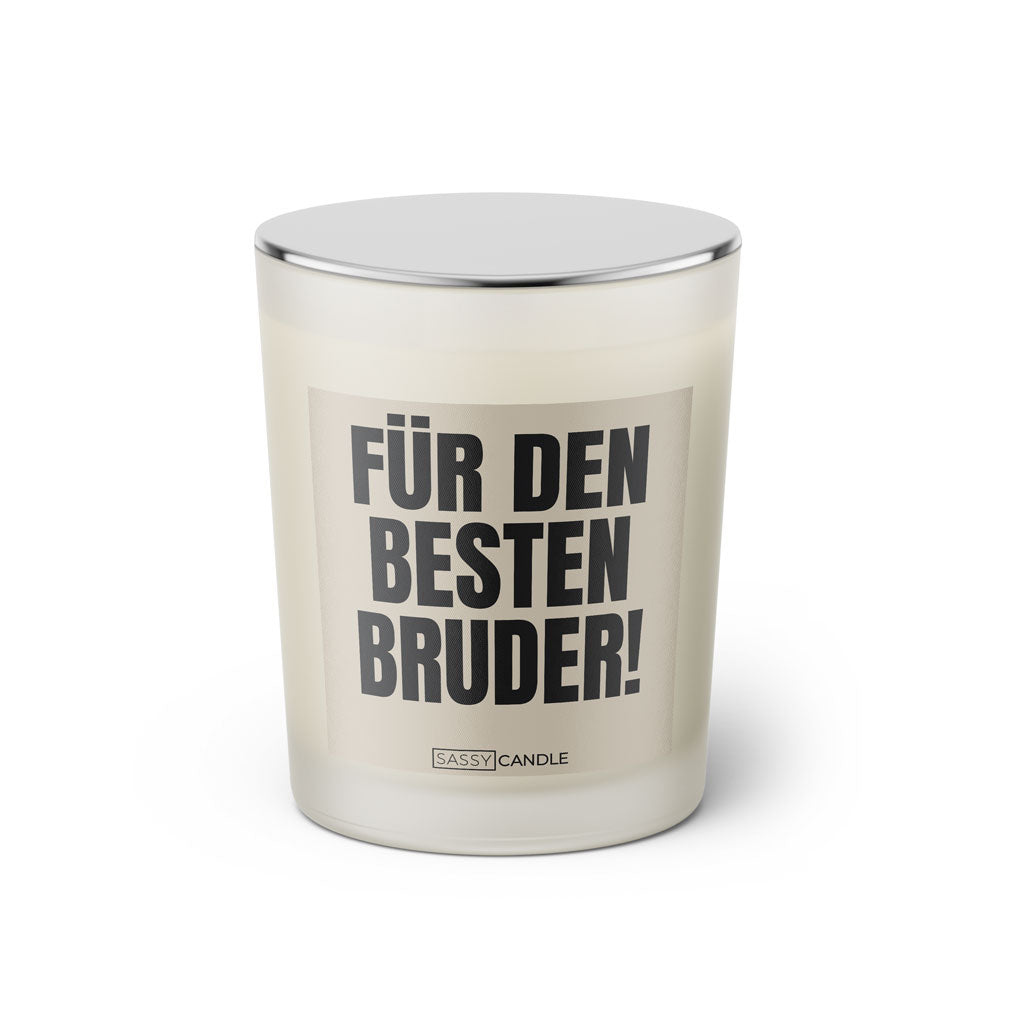 Duftkerze mit witzigem Spruch: Für den besten Bruder! Farbe beige und schwarze Schrift. Kerzenglas mit silbernem geschlossenem Deckel von SassyCandle.