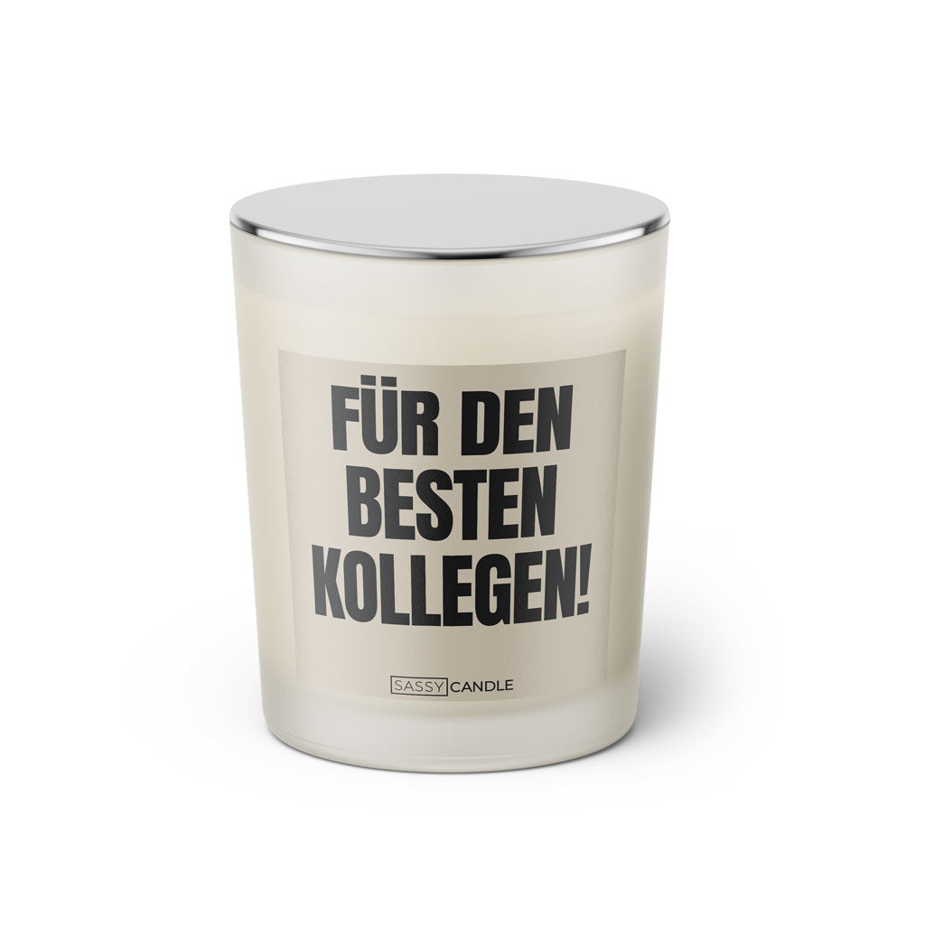 Duftkerze mit witzigem Spruch: Für den besten Kollegen. Farbe beige und schwarze Schrift. Kerzenglas mit silbernem geschlossenem Deckel von SassyCandle.