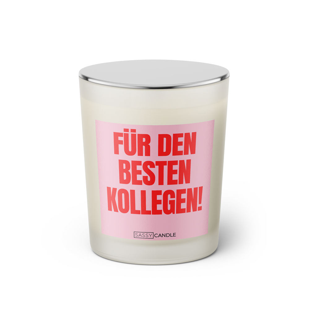 Duftkerze mit witzigem Spruch: Für den besten Kollegen. Farbe rosa und pinke Schrift. Kerzenglas mit silbernem geschlossenem Deckel von SassyCandle.