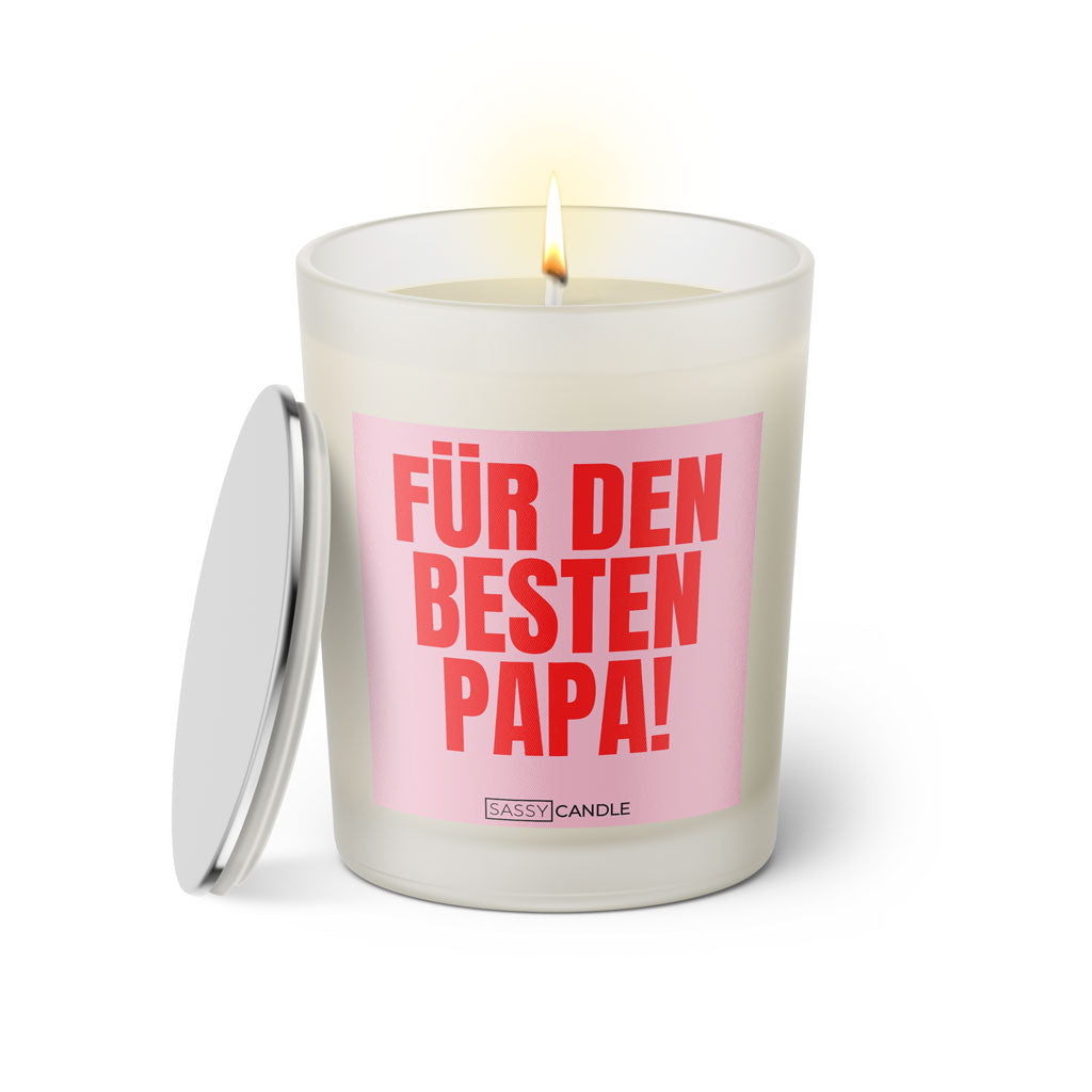 Duftkerze mit witzigem Spruch: Für den besten Papa! Farbe rosa und pinke Schrift. Kerzenglas mit silbernem Deckel von SassyCandle.