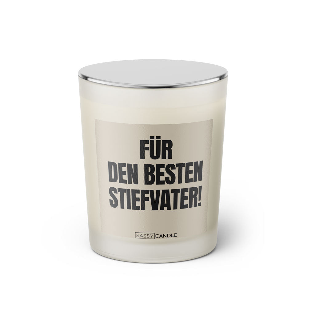 Duftkerze mit witzigem Spruch: Für den besten Stiefvater! Farbe beige und schwarze Schrift. Kerzenglas mit silbernem geschlossenem Deckel von SassyCandle.