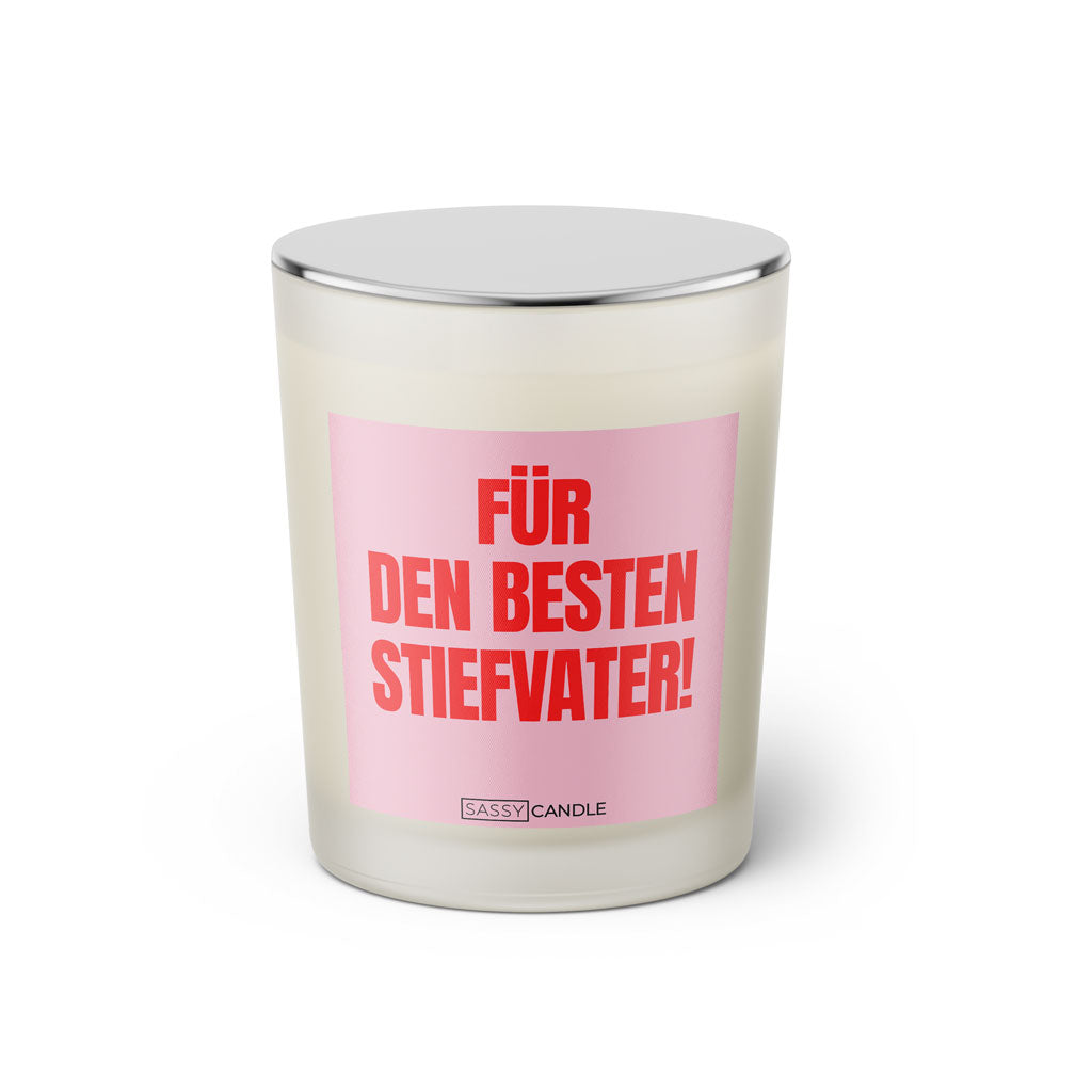 Duftkerze mit witzigem Spruch: Für den besten Stiefvater! Farbe rosa und pinke Schrift. Kerzenglas mit silbernem geschlossenem Deckel von SassyCandle.
