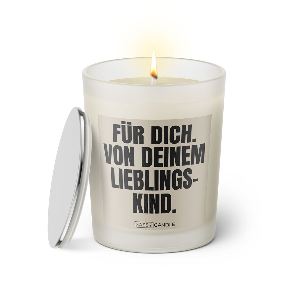 Duftkerze mit witzigem Spruch: Für dich. Von deinem Lieblingskind! Farbe beige und schwarze Schrift. Kerzenglas mit silbernem Deckel von SassyCandle.