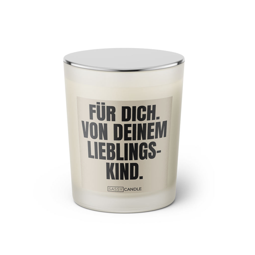 Duftkerze mit witzigem Spruch: Für dich. Von deinem Lieblingskind! Farbe beige und schwarze Schrift. Kerzenglas mit silbernem geschlossenem Deckel von SassyCandle.