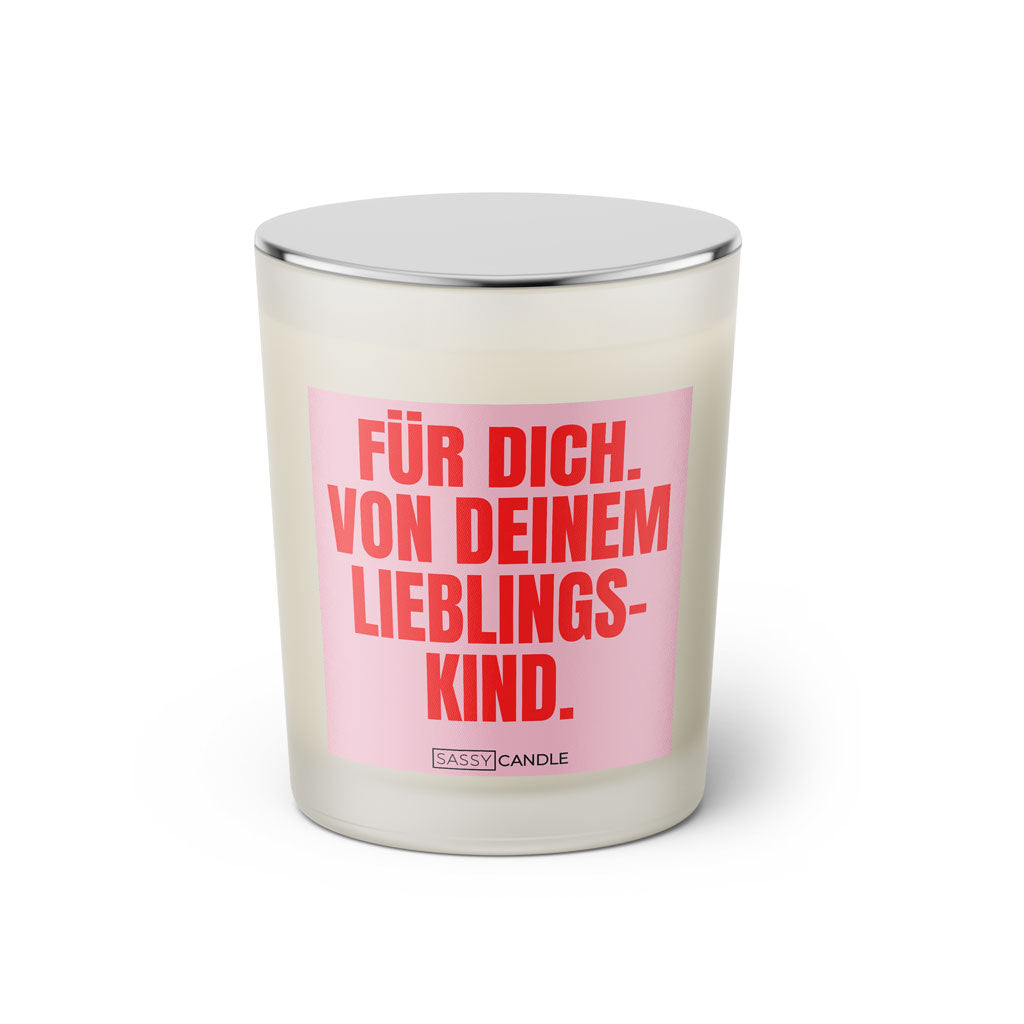Duftkerze mit witzigem Spruch: Für dich. Von deinem Lieblingskind! Farbe rosa und pinke Schrift. Kerzenglas mit silbernem geschlossenem Deckel von SassyCandle.