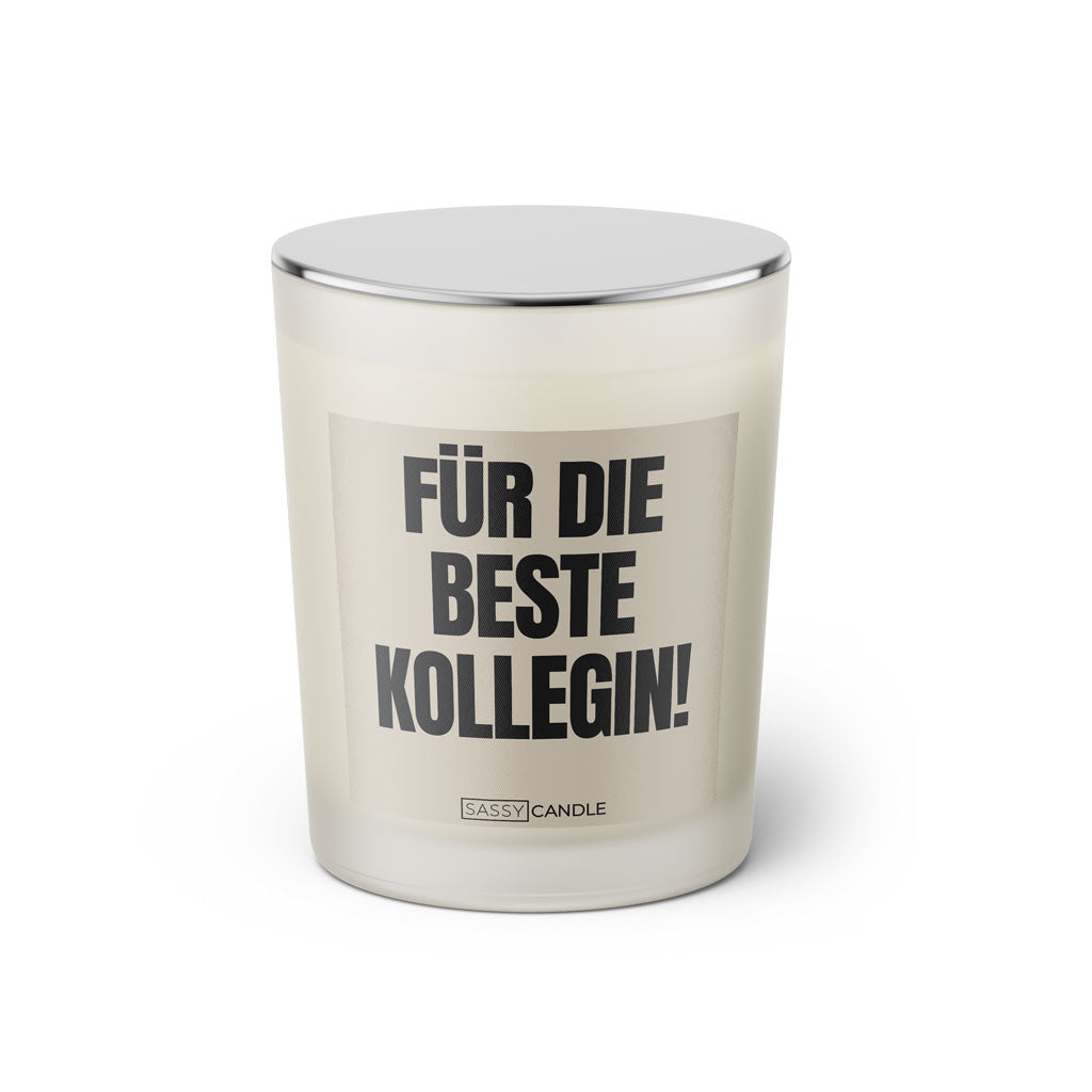 Duftkerze mit witzigem Spruch: Für die beste Kollegin. Farbe beige und schwarze Schrift. Kerzenglas mit silbernem geschlossenem Deckel von SassyCandle.