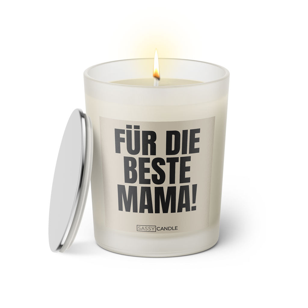 Duftkerze mit witzigem Spruch: Für die beste Mama. Farbe beige und schwarze Schrift. Kerzenglas mit silbernem Deckel von SassyCandle.