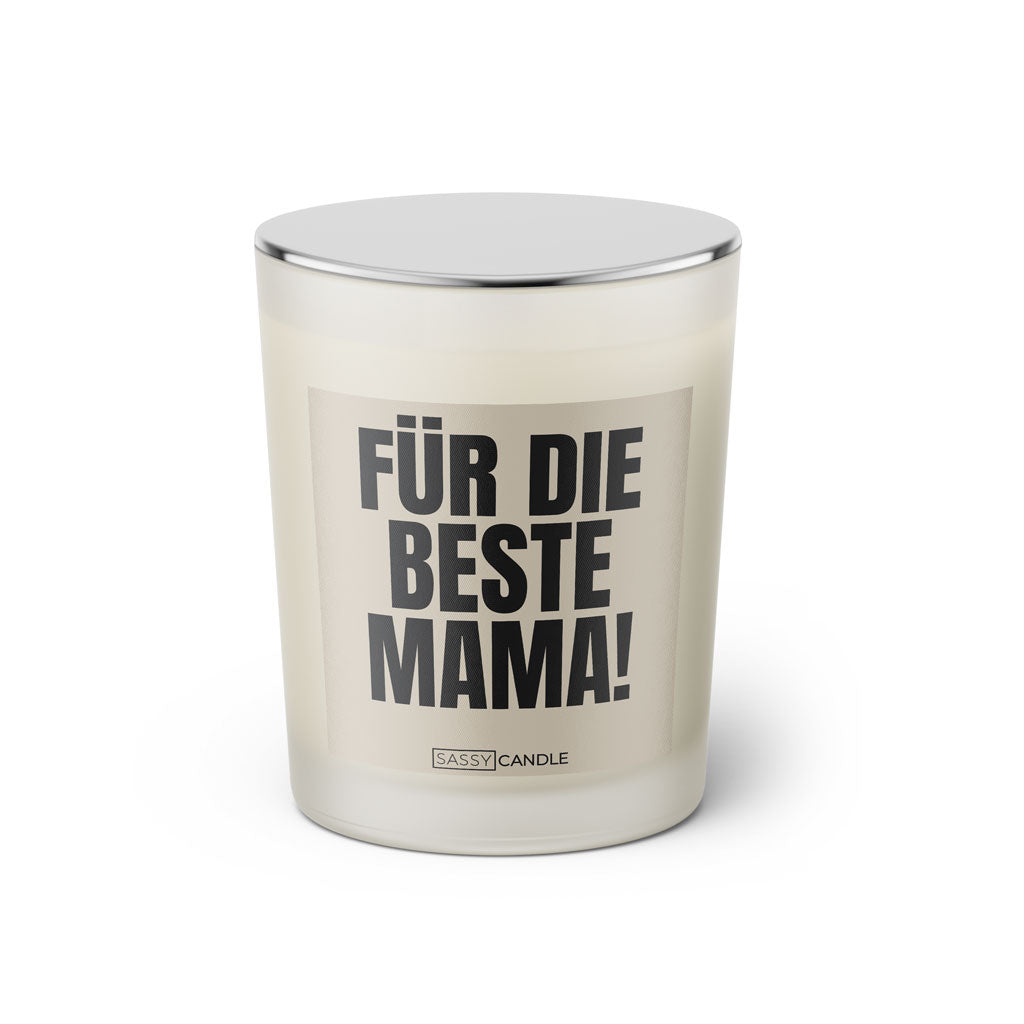 Duftkerze mit witzigem Spruch: Für die beste Mama. Farbe beige und schwarze Schrift. Kerzenglas mit silbernem geschlossenem Deckel von SassyCandle.